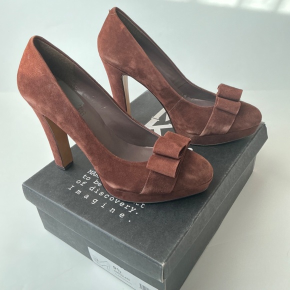 NWT MRKT Claire Chocolate Brown Faux Suede Heels with bow Size 9.5 - Picture 4 of 8